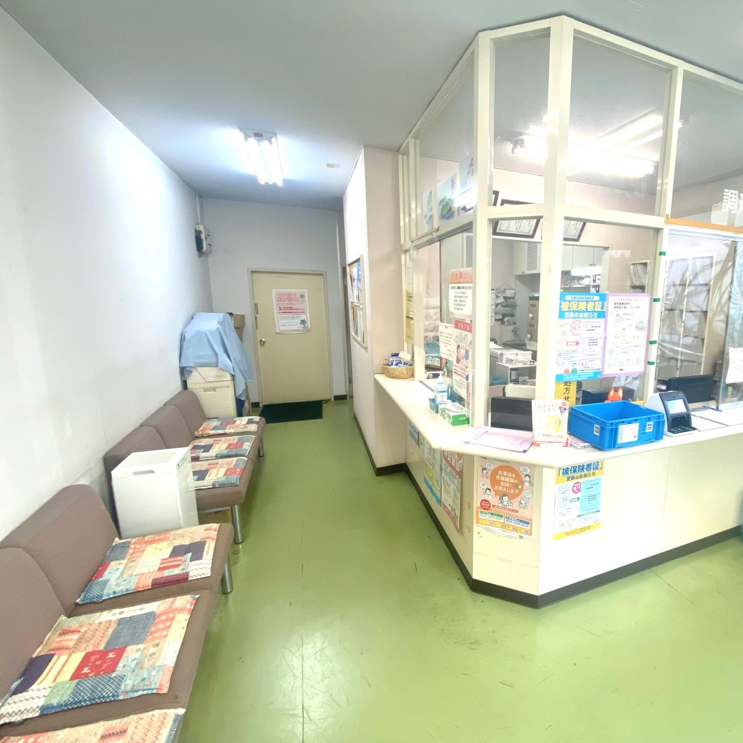 とも西町薬局の内観